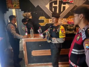 Kasat Samapta: Puluhan Botol Miras Kita Amankan !!! ,Guna Antisipasi Gangguan Selama Bulan Suci Ramadhan 2024