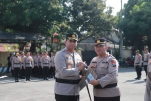 Berprestasi dan Berdedikasi Tinggi, Puluhan Personel Polres Kediri Terima Penghargaan