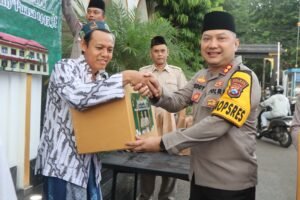 Semarak Ramadhan, Polres Pasuruan Bagi Takjil Gratis ke Pengendara