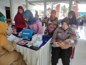 Dukung Pemerintah Tangani Stunting, Polwan Polres Mojokerto Bantu Sukseskan Posyandu