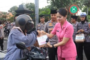 Ramadhan Penuh Berkah, Kapolres Bersama Ketua Bhayangkari Cabang Kediri Kota Berbagi  Takjil