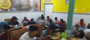 Berbagi Berkah di Bulan Ramadhan, Polsek Gurah Ajak Tukang Becak Buka Puasa Bersama