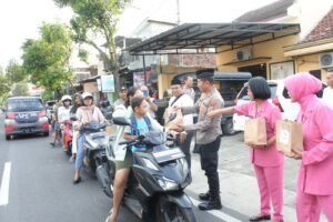 Kapolsek Mojo AKP Andang Pimpinan Langsung Kegiatan Bagi Takjil Dibulan Suci Ramadhan 1445/H