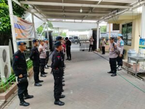 Jamin Keamanan Ibadah Umat Nasrani di Jumat Agung Satbrimob Polda Jatim Sterilisasi Gereja