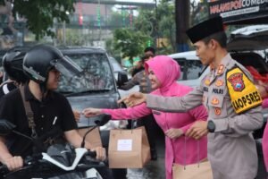 Tebar Kebaikan di Bulan Ramadhan Polres Batu dan Bhayangkari Berbagi Takjil