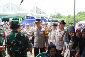 Kapolda Jatim Dampingi Kepala Staf TNI AL Serahkan Bansos Untuk Warga Bawean yang Terdampak Gempa