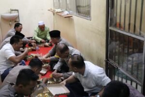Indahnya Ramadhan, Pecel Rawon Khas Banyuwangi Jadi Hidangan Polres Batu Buka Puasa Bersama Tahanan