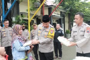 Jelang Lebaran, Polres Kediri Salurkan Ratusan Paket Zakat Fitrah