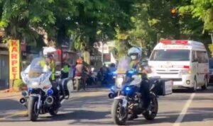 Tim Reaksi Cepat Polres Malang Evakuasi Warga Sesak Nafas Saat Mudik Lebaran