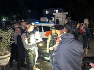 Operasi Pekat: Puluhan Botol Miras di Angkringan Disikat Tim Samapta Polres Kediri Kota