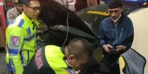 Gercep, Lihat Ada Mobil Mogok Petugas Posyan UB Polresta Malang Kota Bantu Perbaiki
