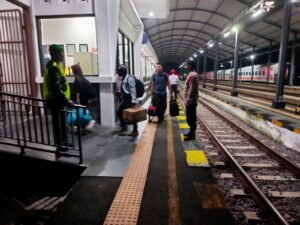 Sinergitas TNI Polri, Patroli di Stasiun Ngawi Antisipasi Arus Balik Mudik Tahap Dua
