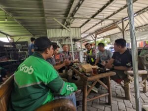 Sampaikan Pesan Kamseltibcarlantas Polres Bojonegoro Ngopi Bareng Ojol