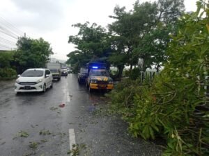 Polisi dan TNI Bersama Warga Gotong Royong Tangani Bencana Angin Kencang Landa 3 Desa di Tulungagung