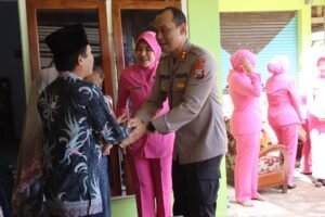 Curhat, JumatPolres Malang Silaturahmi Kembalikan Senyum Korban Kanjuruhan