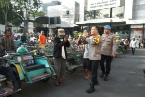 Tebar Kebahagiaan, Kapolrestabes Surabaya Kembali Gelar Sarapan Bareng Abang Becak