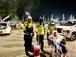 Aksi Polwan Polres Lumajang Sigap Bantu Calon Jamaah Haji Lansia