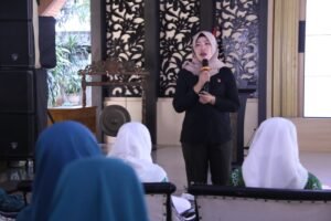 Polresta Sidoarjo Gelar Sosialisasi Cegah KDRT Wujudkan Keluarga Indonesia Anti Kekerasan  SIDOARJO – Mencegah terjadinya tindak kekerasan dalam rumah tangga (kdrt) dan pelecehan seksual, Unit Pelayanan Perempuan dan Anak (PPA) Satreskrim Polresta Sidoarjo menggelar sosialisasi bertajuk “Keluarga Indonesia Anti Kekerasan dan Pelecehan Seksual”.  Kegiatan ini menggandeng PKK Kabupaten Sidoarjo bersama Dinas Pemberdayaan Perempuan Perlindungan Anak, Pengendalian Penduduk dan Keluarga Berencana Kabupaten Sidoarjo Jawa Timur.  Kanit PPA Satreskrim Polresta Sidoarjo Iptu Utun Utami mengatakan sosialisasi ini bertujuan untuk meningkatkan pengetahuan dan pemahaman masyarakat tentang KDRT dan pelecehan seksual.  “Ini untuk membangun kesadaran dalam menciptakan keluarga yang bahagia dan Sejahtera,”kata Iptu Utun di Pendopo Delta Wibawa, Selasa (28/5).  Menurut Iptu Utun, kekerasan dalam rumah tangga dan pelecehan seksual dapat memberikan dampak yang sangat serius bagi korban, baik secara fisik maupun psikis.  Sementara bagi pelaku lanjut Iptu Utun tentu sanksi hukum juga berat. Harapannya dengan pemahaman melalui berbagai kesempatan dapat dimengerti masyarakat.  Bahkan lanjut Iptu Utun, KDRT bisa berpengaruh pada perkembangan anak jika mengetahui kejadiannya.  “Disinilah peran ibu-ibu termasuk sebagai penggerak PKK di wilayahnya sangat besar,”lanjutnya.  Ia mengatakan masyarakat harus berani melapor jika mengetahui adanya kasus KDRT dan pelecehan seksual di lingkungannya.  Kegiatan sosialisasi ini mendapat antusiasme yang tinggi dari para peserta. Hal ini menunjukkan bahwa masyarakat sangat membutuhkan informasi dan edukasi tentang KDRT serta pelecehan seksual.  Pemkab Sidoarjo bersama stake holder terkait dalam hal ini Polresta Sidoarjo berharap dengan adanya sosialisasi secara massif.  Diharapkan kegiatan ini dapat meningkatkan kesadaran masyarakat untuk mencegah terjadinya KDRT dan pelecehan seksual, sehingga tercipta lingkungan keluarga yang aman dan nyaman bagi semua.  Hal itu seperti disampaikan oleh Ketua Tim Penggerak PKK Kabupaten Sidoarjo Ny. Sriatun yang juga berkesempatan membuka acara tersebut.  “Terimakasih kepada Polresta Sidoarjo atas materi yang telah disampaikan demi terciptanya keluarga yang dami dan tentram tanpa KDRT, “ ujar Ny. Sriatun.