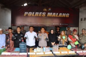 Polisi Bongkar Pabrik Miras Rumahan di Malang, Sekali Produksi Bisa Capai 250 liter Arak*
