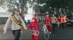 Polwan Polres Mojokerto Berbagi Coklat Ajak Masyarakat Tertib Lalu Lintas*