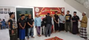 Jumat Berkah, Ketua DPD LSM GMBI Distriok Gresik Memberikan Santunan Anak Yatim dan Dhuafa