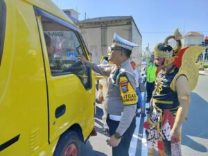 Ngawi Libatkan Tokoh WayangPolres Saat Operasi Patuh Semeru 2024 Ajak Masyarakat Tertib Lalin