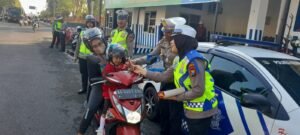 Operasi Patuh Semeru 2024, Polres Kediri Kota Beri Coklat Bagi Pengendara Tertib*