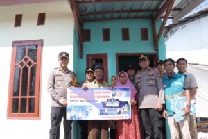 *Kapolres Lamongan Serahkan Hasil Bedah Rumah Kepada Pemiliknya di Desa Nguwok*