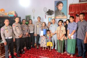 *Kapolres Lumajang Beri Dukungan Moril dan Santunan untuk Keluarga Korban Kecelakaan*