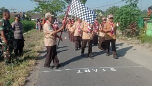Sinergitas TNI-Polri Amankan Parade Bendera Siswa-Siswi MI di Plosoklaten Sambut HUT RI ke-79