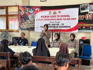 Cegah Tangkal Hoax dan Bullying Polwan Polres Jember Beri Edukasi Pelajar di Sekolah