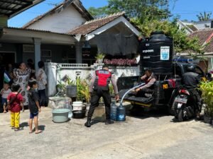 Polres Lumajang Penuhi Kebutuhan Air Bersih Warga Dampak Kemarau dengan Samapta Berbagi