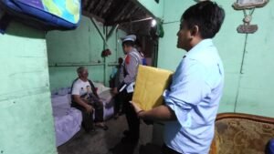 Hari Lalu lintas Bhayangkara ke – 69 , Polres Batu Salurkan Bantuan Sosial untuk Warga Kurang Mampu