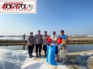 Kapolsek Sedati Bagikan Sembako Serta Himbauan Kamtibmas Ke Petani Garam