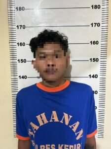 HN (19) ditangkap tim Buser Satresnarkoba Polres Kediri. Pemuda asal Kecamatan Kepung Kabupaten Kediri diduga mengedarkan narkoba jenis pil dobel L.