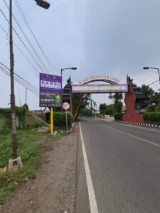 PEDULI KESELAMATAN BERLALULINTAS THE HERMAWAN VILLAGE PASANG BANNER HIMBAUAN KESELAMATAN