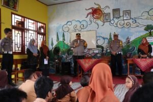 Sukseskan Program Asta Cita, Kapolres Pamekasan Kunjungi SLB PGRI Berbagi Makan Siang Gratis