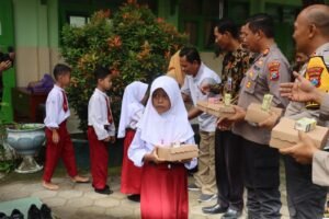 Dukung Generasi Cerdas, Polres Pacitan Bagikan Makanan Bergizi Gratis untuk Pelajar Sekolah Dasar