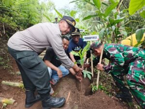 Sinergitas Polres Lumajang Bersama TNI dan Forkopimda Lakukan Penghijauan di Sumber Klerek Gucialit