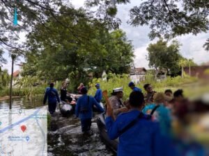 Ditpolairud Polda Jatim Terjunkan Personel Bantu Evakuasi Korban Banjir