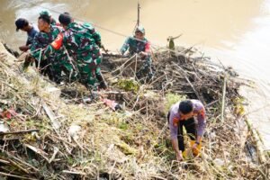 Pasca Banjir, Polres Ponorogo Bersama TNI dan Warga Bersihkan Sungai di Jembatan Tempuran