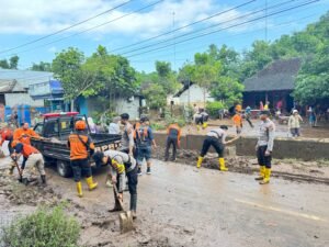 Kolaborasi Polres Kediri Kota Bersama TNI dan Pemkab Tangani Banjir di Desa Tiron