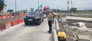 Antisipasi Arus Balik Polres Probolinggo Buka Satu Arah Tol Fungsional Probowangi Segmen Kraksaan – Gending