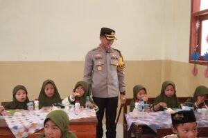 Jumat Berkah, Polres Jember Berbagi Makanan Bergizi Untuk Pelajar Sekolah Dasar