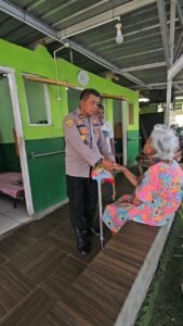 Polres Kediri Giat Sosial,Bantuan Sembako Ke Penghuni Lansia di Pasar Loak Pujasera