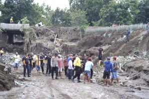 Gotong Royong Polres Kediri Bersama TNI dan Warga Pasang Bronjong di Lokasi Banjir