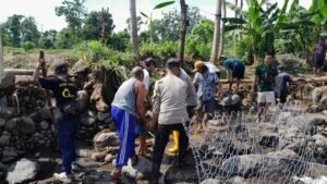 Kompak, Polisi dan TNI bersama Warga Pasang Bronjong Antisipasi Banjir Susulan di Situbondo