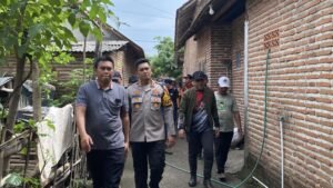 Kapolres Probolinggo bersama Bupati Terpilih Beri Bantuan Sembako untuk Warga Terdampak Banjir Bandang