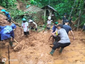 Kompak,Polisi bersama TNI dan BPBD ,Tangani Longsor yang Menimpa Rumah Tangga