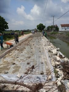 geger…!! warga protes, pengerjaan proyek rabat beton jalan poros Desa Palebon di duga tidak memenuhi unsur SOP